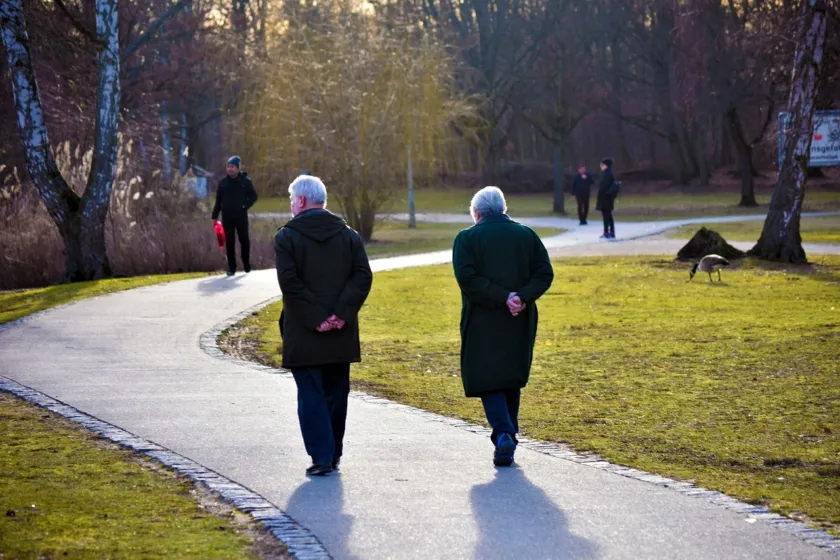 Jak w Warszawie spędzać czas wolny z seniorem? Praktyczny przewodnik dla rodzin i opiekunów