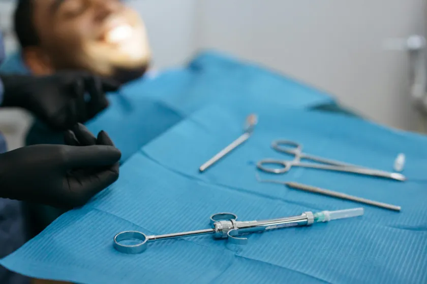 Implanty zębowe – jak przebiega zabieg i czego się spodziewać po implantacji